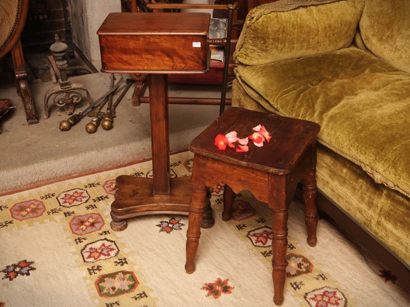 Due complementi di arredo rustici: tavolino con piano ad alzarsi e sgabello con gambe tornite