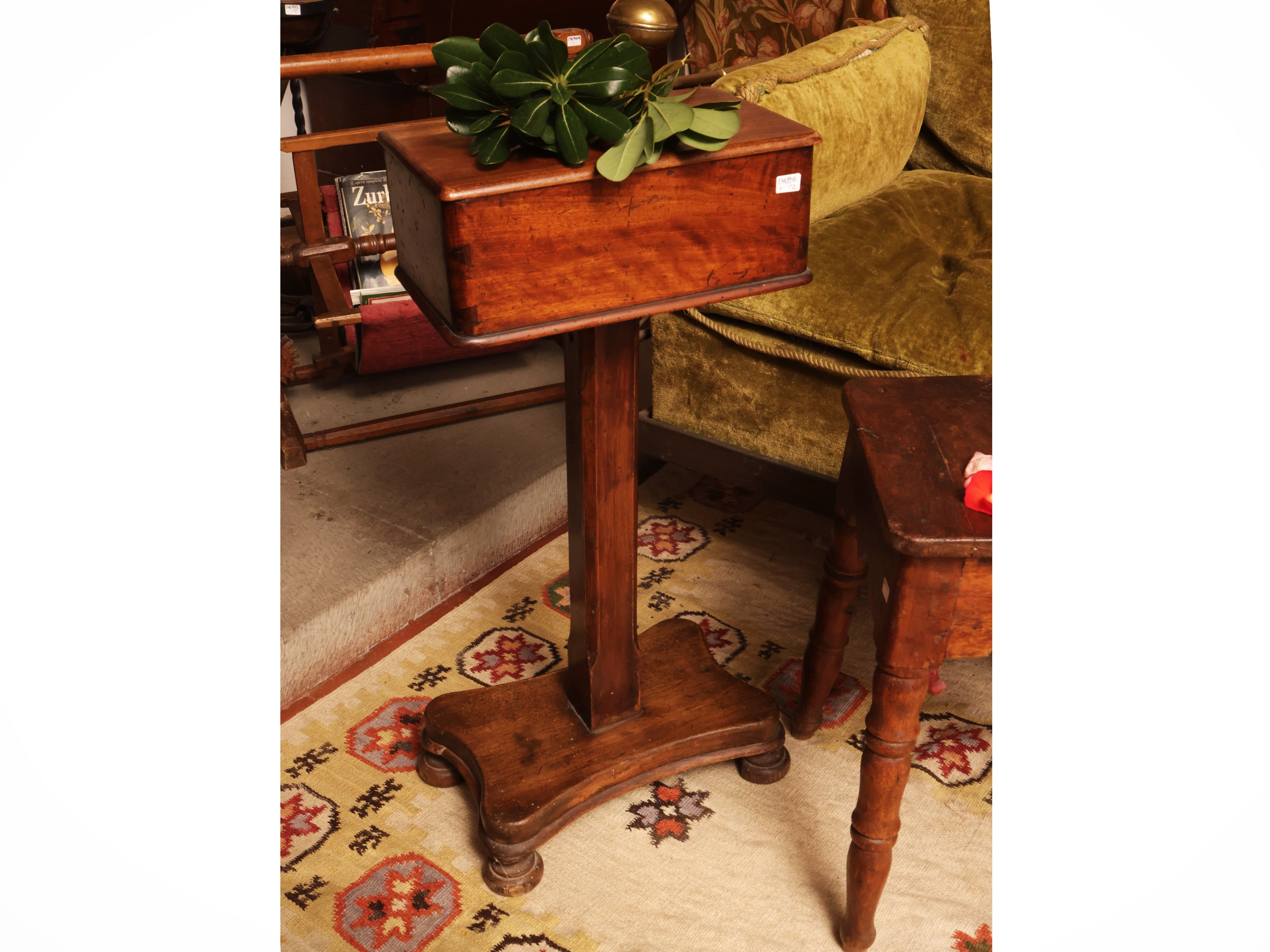Due complementi di arredo rustici: tavolino con piano ad alzarsi e sgabello con gambe tornite
