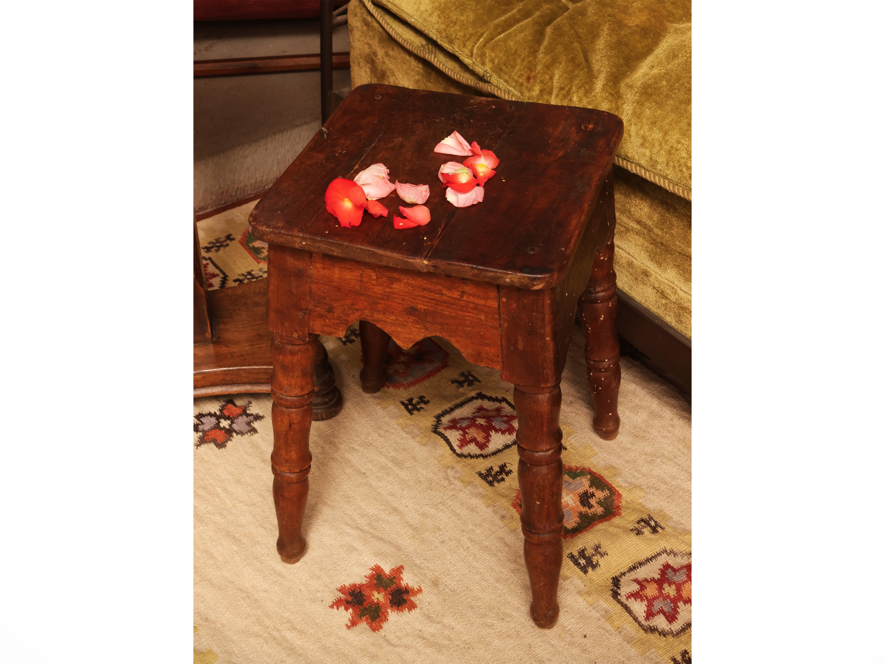 Due complementi di arredo rustici: tavolino con piano ad alzarsi e sgabello con gambe tornite