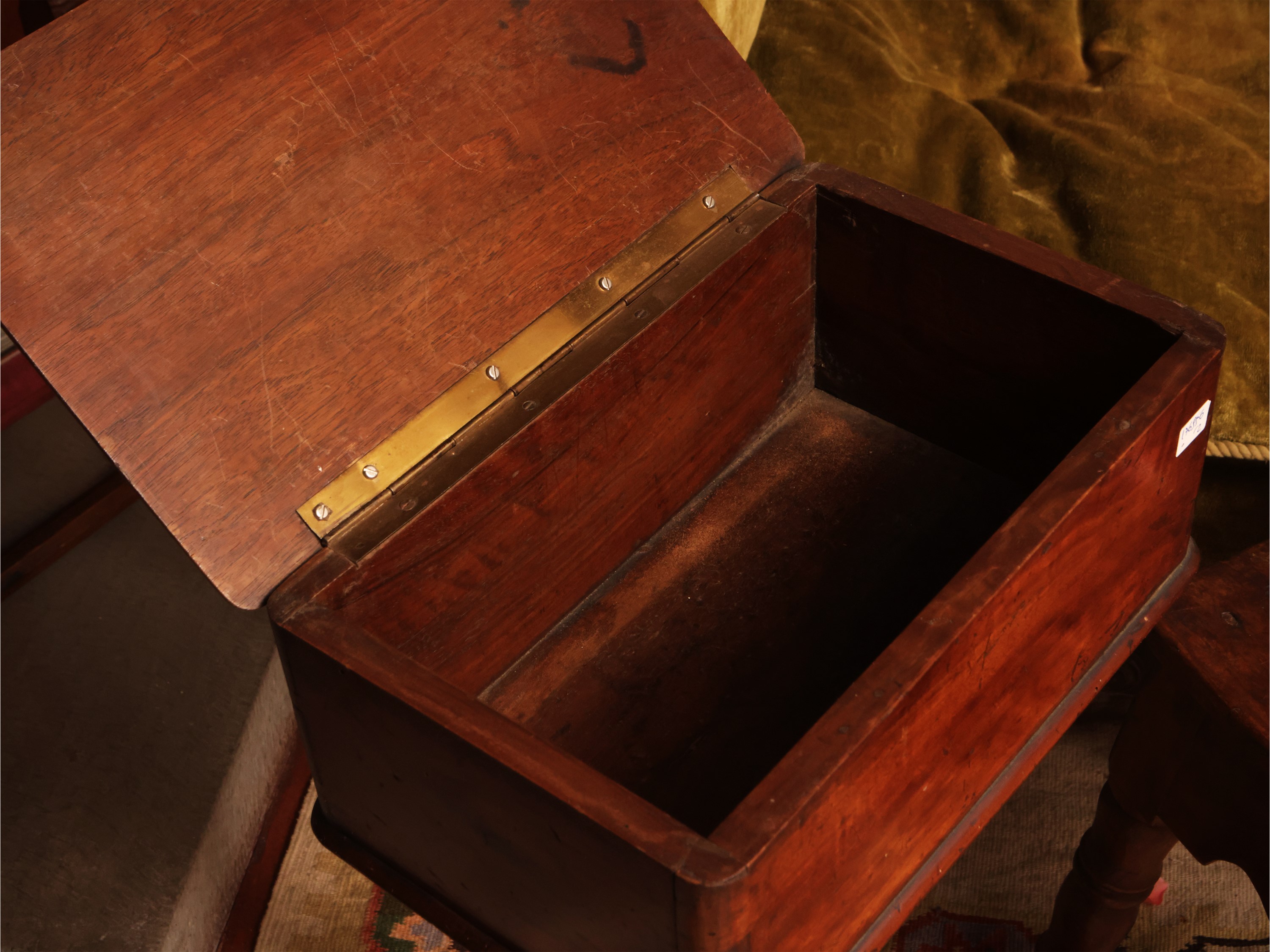 Due complementi di arredo rustici: tavolino con piano ad alzarsi e sgabello con gambe tornite