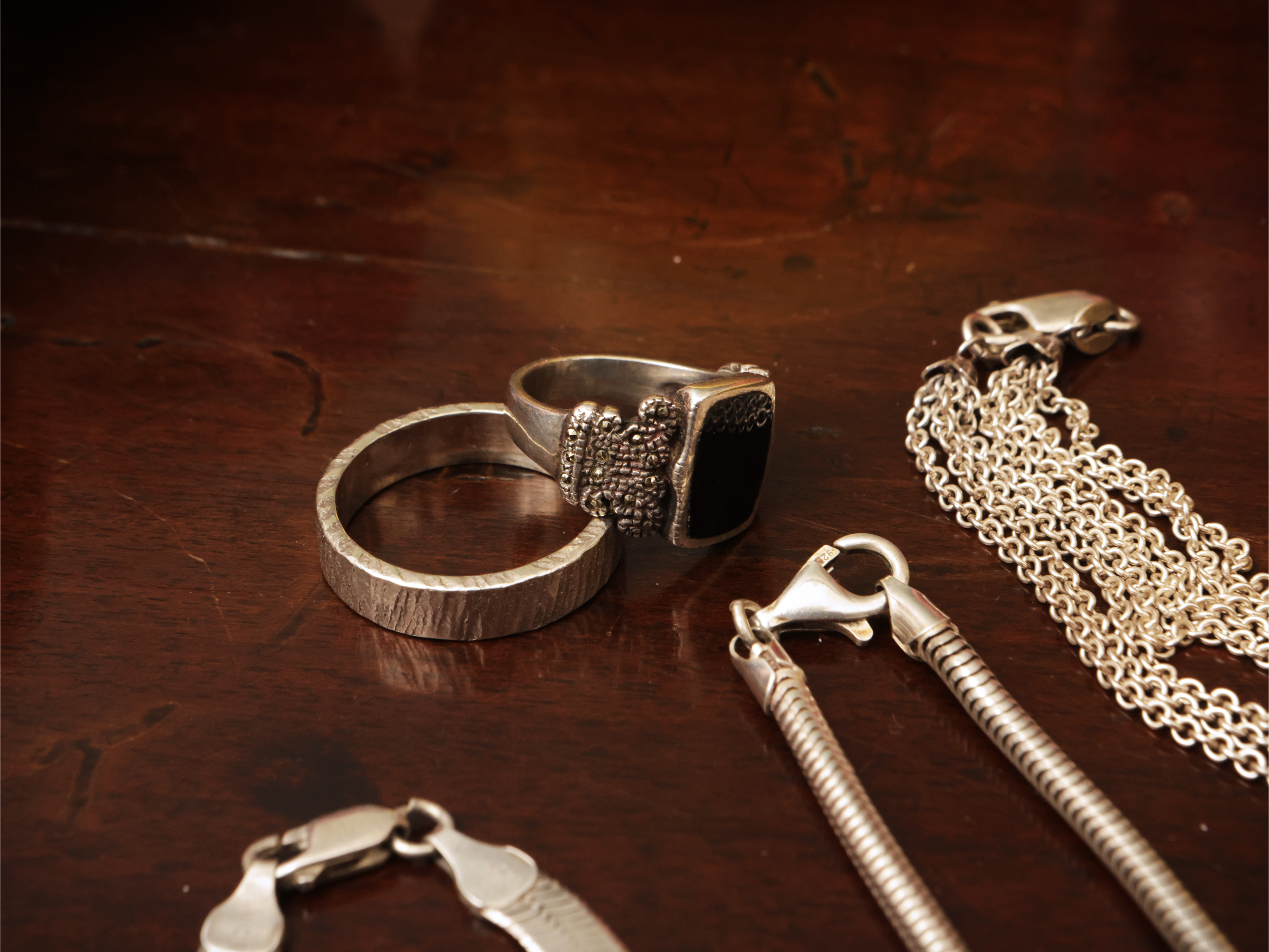 Assortimento di bijoux in argento 925, comprendente anelli e collane