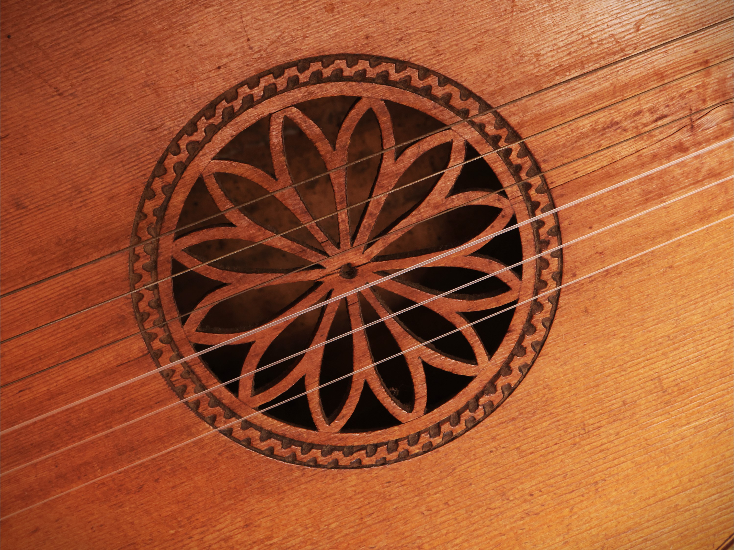 Liuto, Strumento musicale in legno
