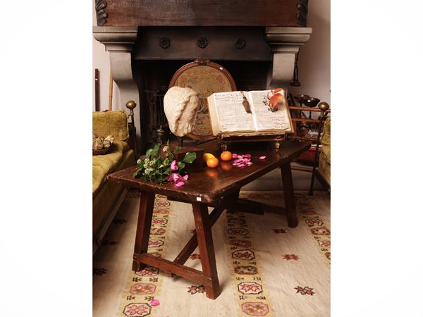 Coffee table in walnut  - Auction Florentine style: from a villa in Settignano to Maria Teresa Colonna's retreat - Maison Bibelot - Casa d'Aste Firenze - Milano
