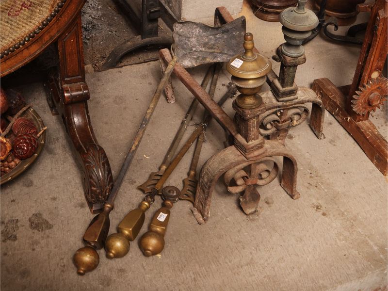 Coppia di alari in bronzo con finali a trottola e tre attrezzi da camino d'epoca