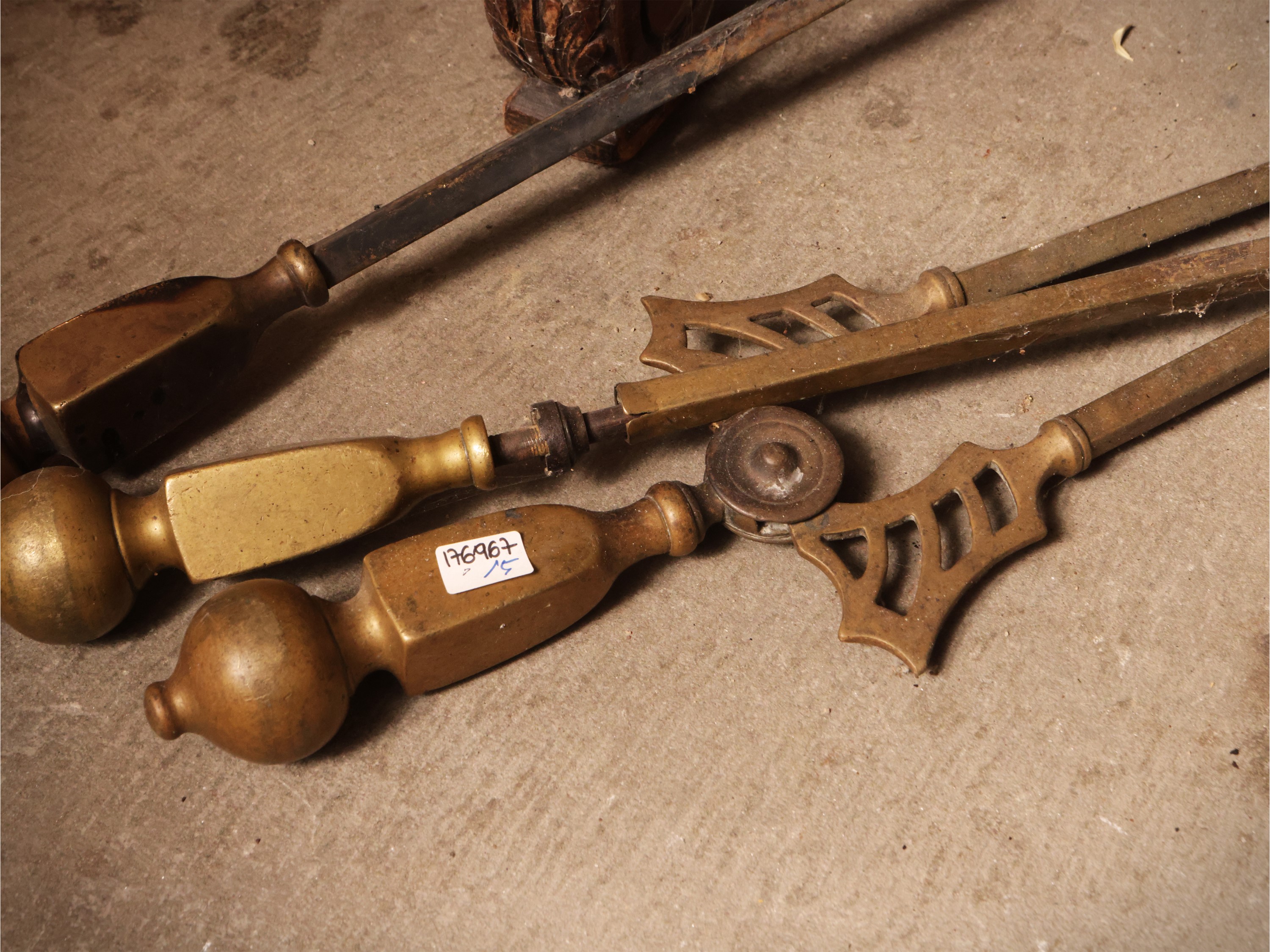 Coppia di alari in bronzo con finali a trottola e tre attrezzi da camino d'epoca
