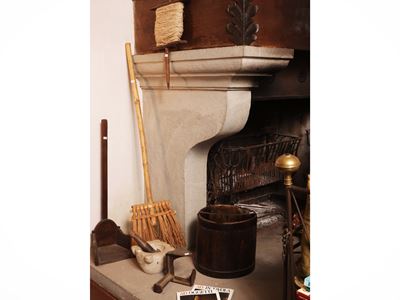 Assortimento di accessori rustici d'epoca, composto da mortaio in marmo, scopa di saggina e maste...