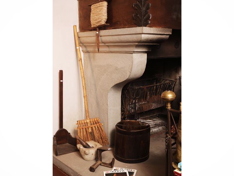 Assortimento di accessori rustici d'epoca, composto da mortaio in marmo, scopa di saggina e maste...
