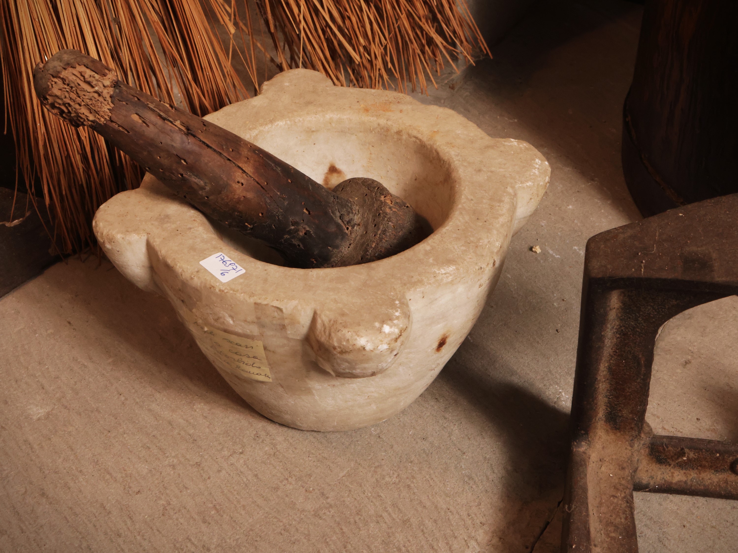Assortimento di accessori rustici d'epoca, composto da mortaio in marmo, scopa di saggina e maste...