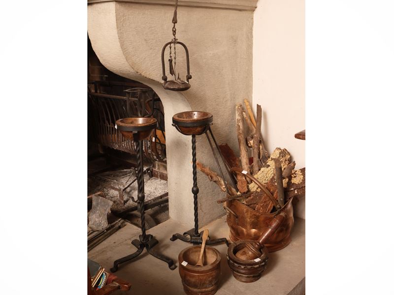 Assortimento di accessori rustici: due torciere in ferro battuto su tripode, due mortai in legno ...
