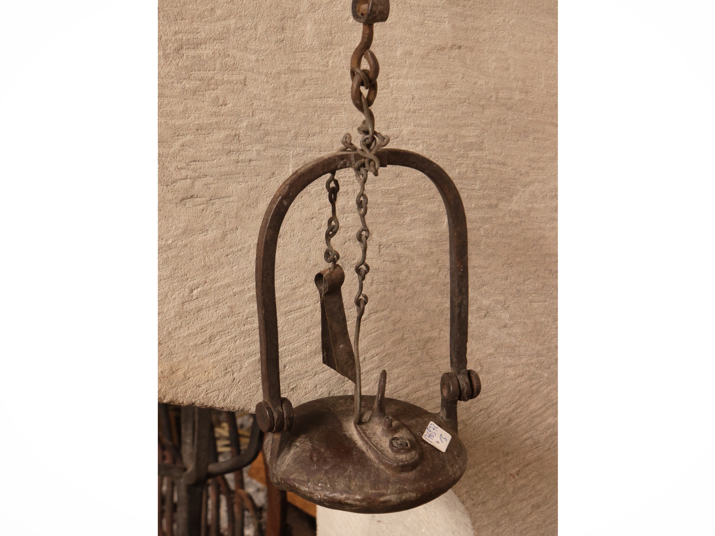 Assortimento di accessori rustici: due torciere in ferro battuto su tripode, due mortai in legno ...