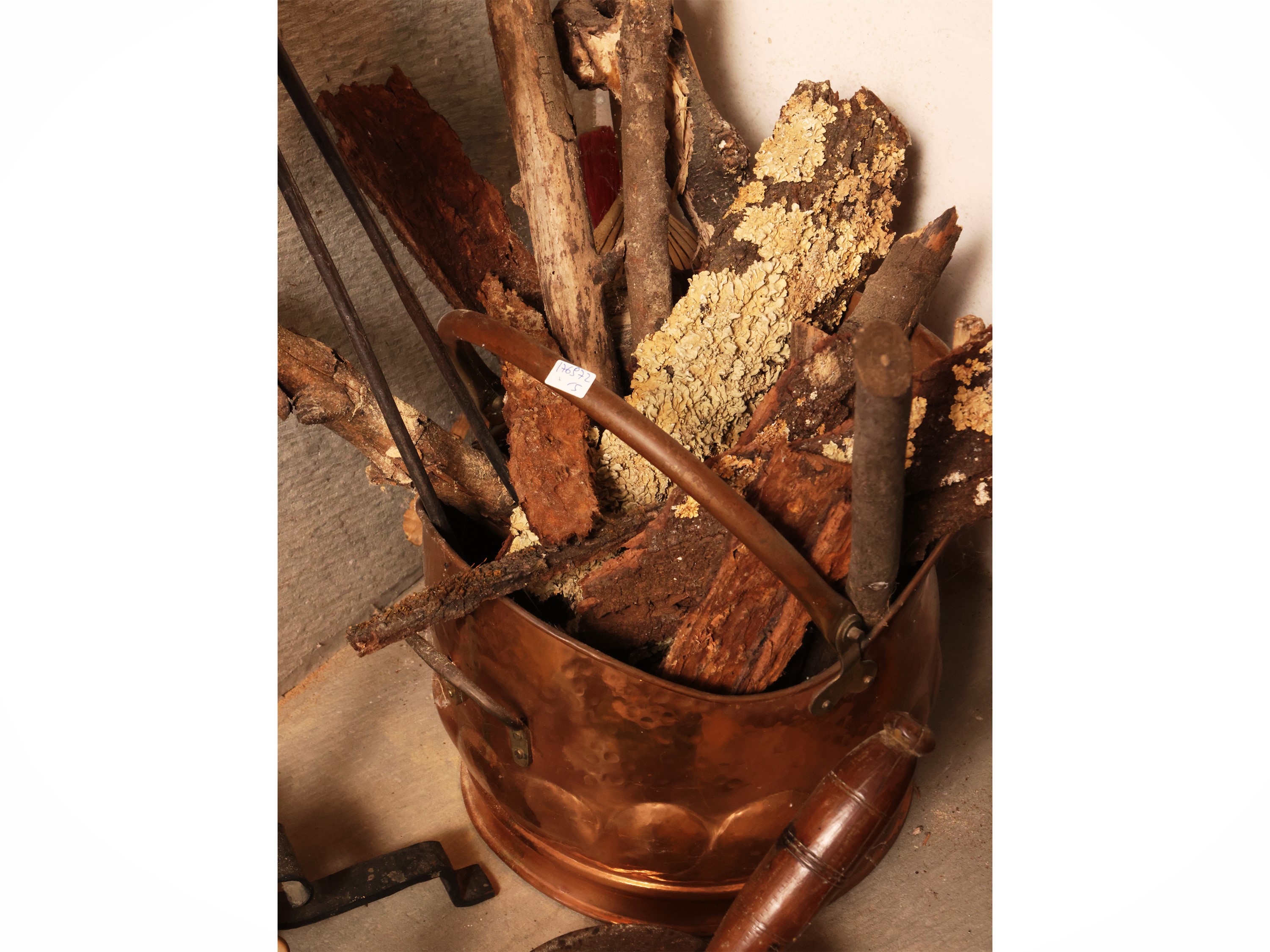 Assortimento di accessori rustici: due torciere in ferro battuto su tripode, due mortai in legno ...
