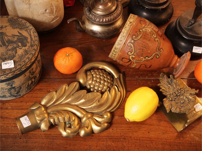 Curiosità d'epoca, assortimento di oggetti antichi