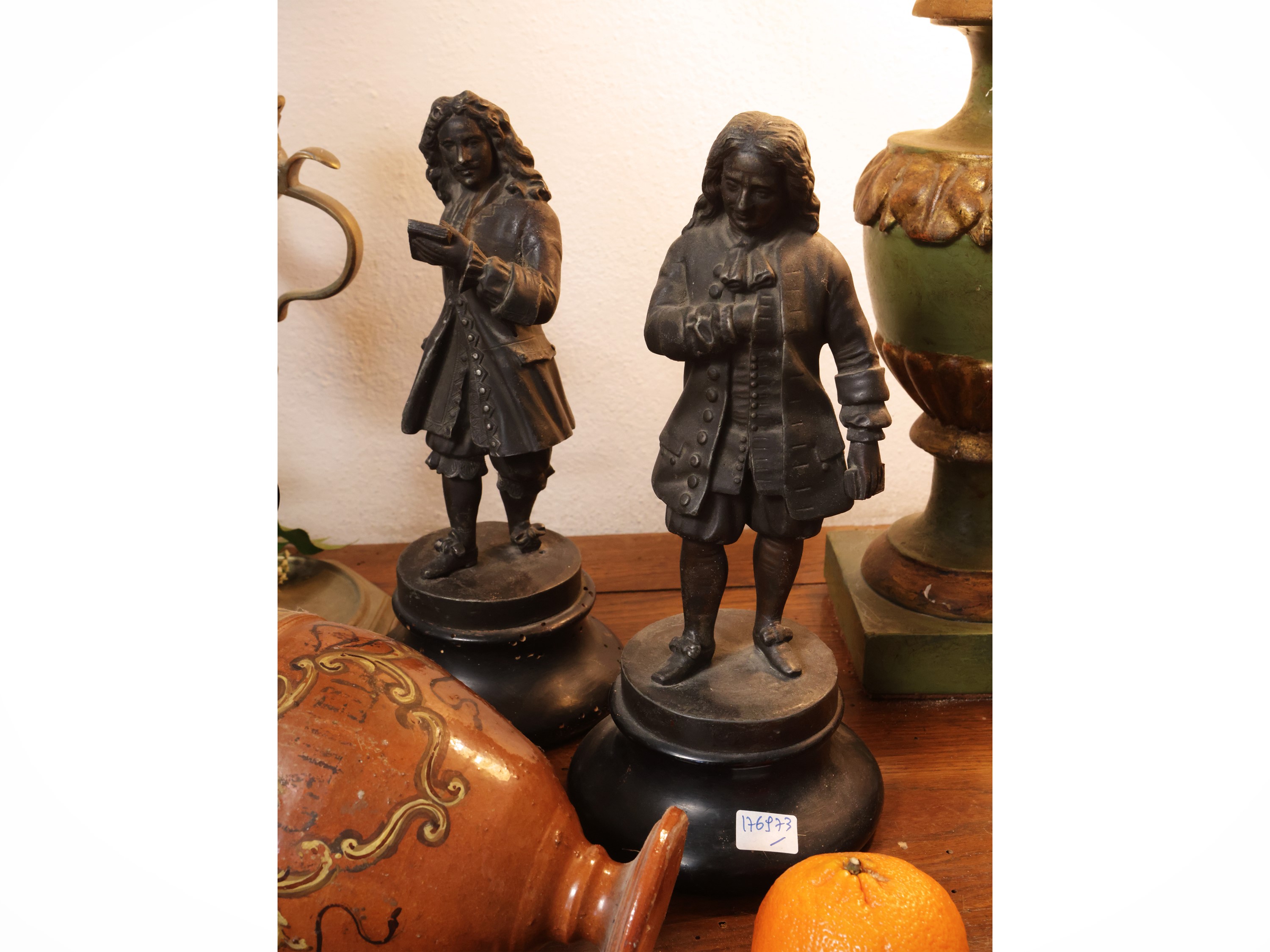 Curiosità d'epoca, assortimento di oggetti antichi