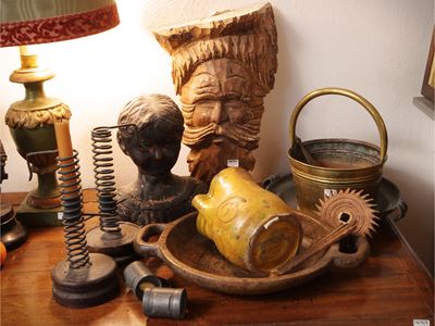 Candelieri e mascherone ligneo, curiosità d'epoca