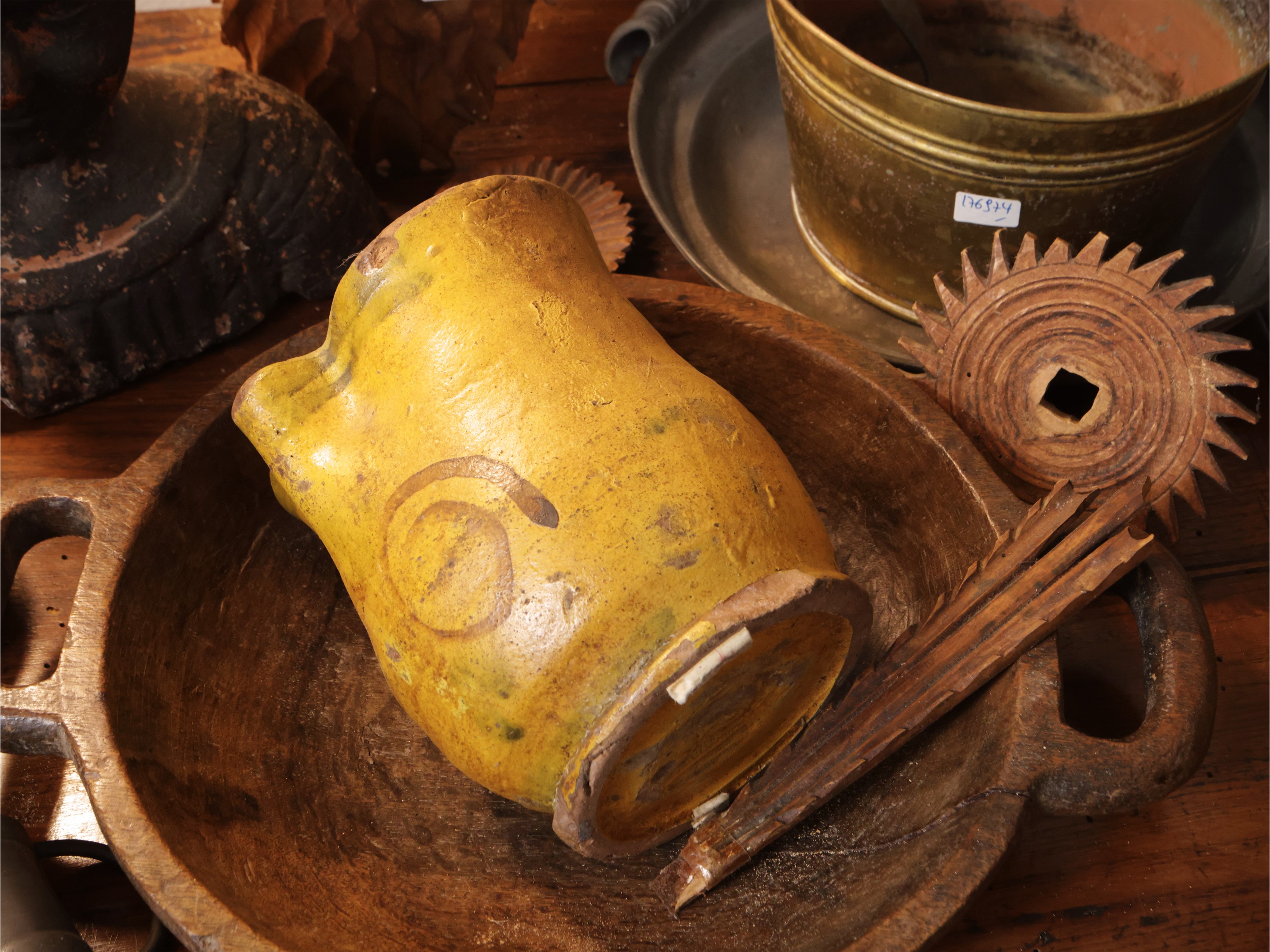 Candelieri e mascherone ligneo, curiosità d'epoca