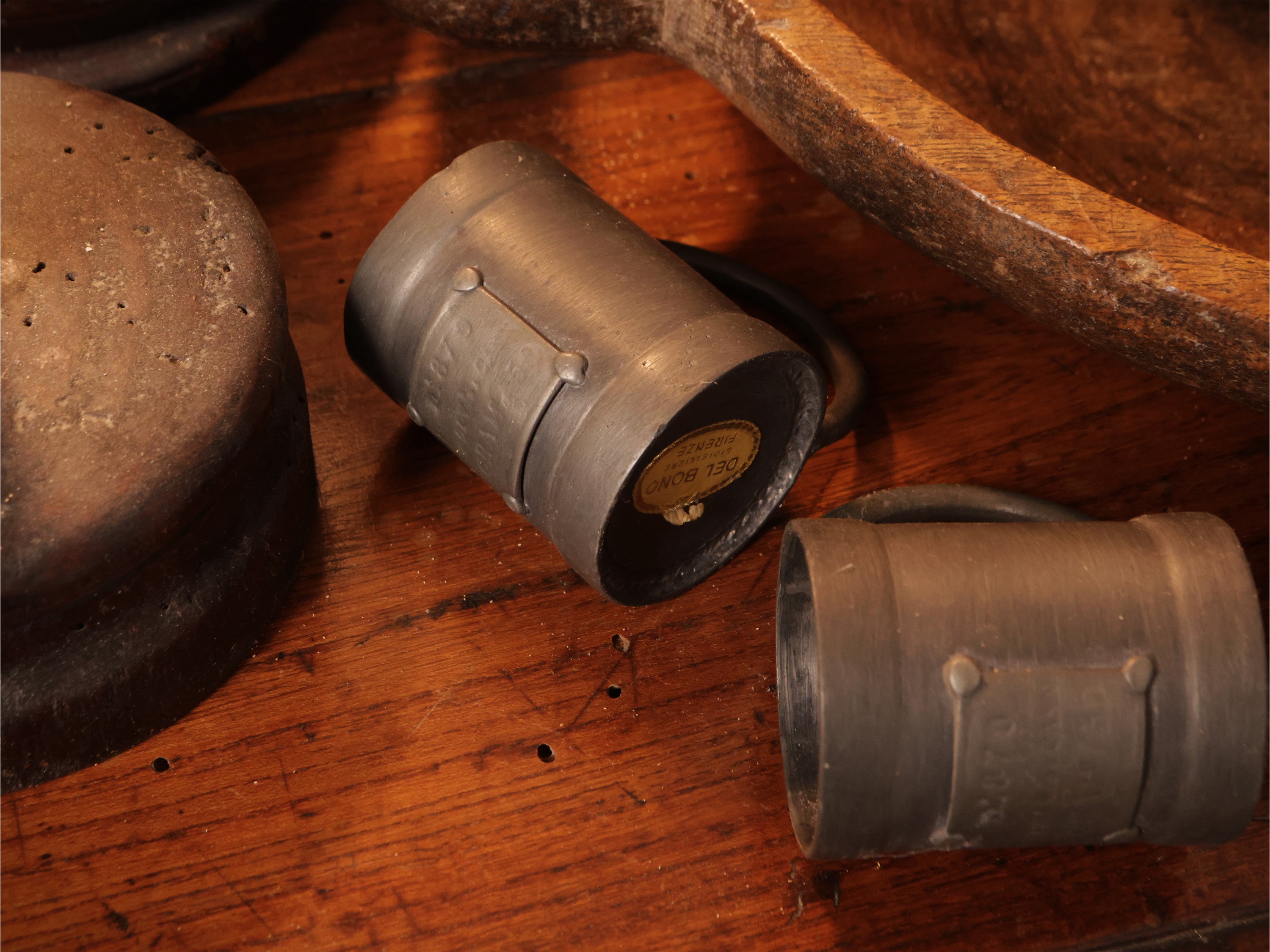 Candelieri e mascherone ligneo, curiosità d'epoca