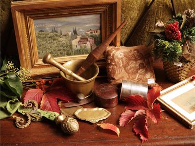 Curiosità d'epoca, vari oggetti decorativi e un mortaio in bronzo