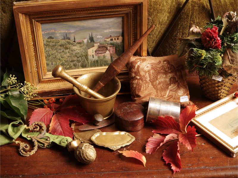 Curiosità d'epoca, vari oggetti decorativi e un mortaio in bronzo
