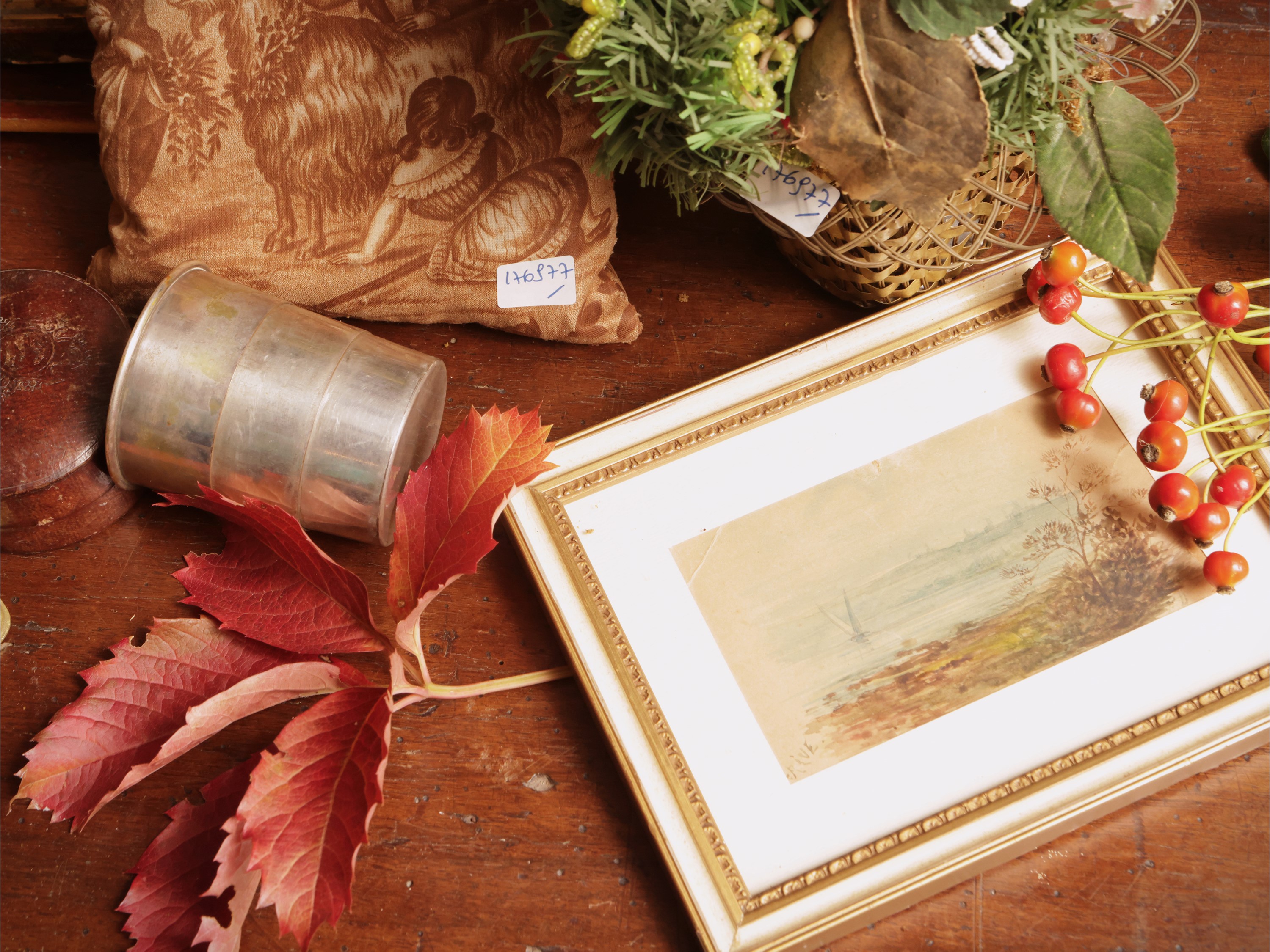 Curiosità d'epoca, vari oggetti decorativi e un mortaio in bronzo