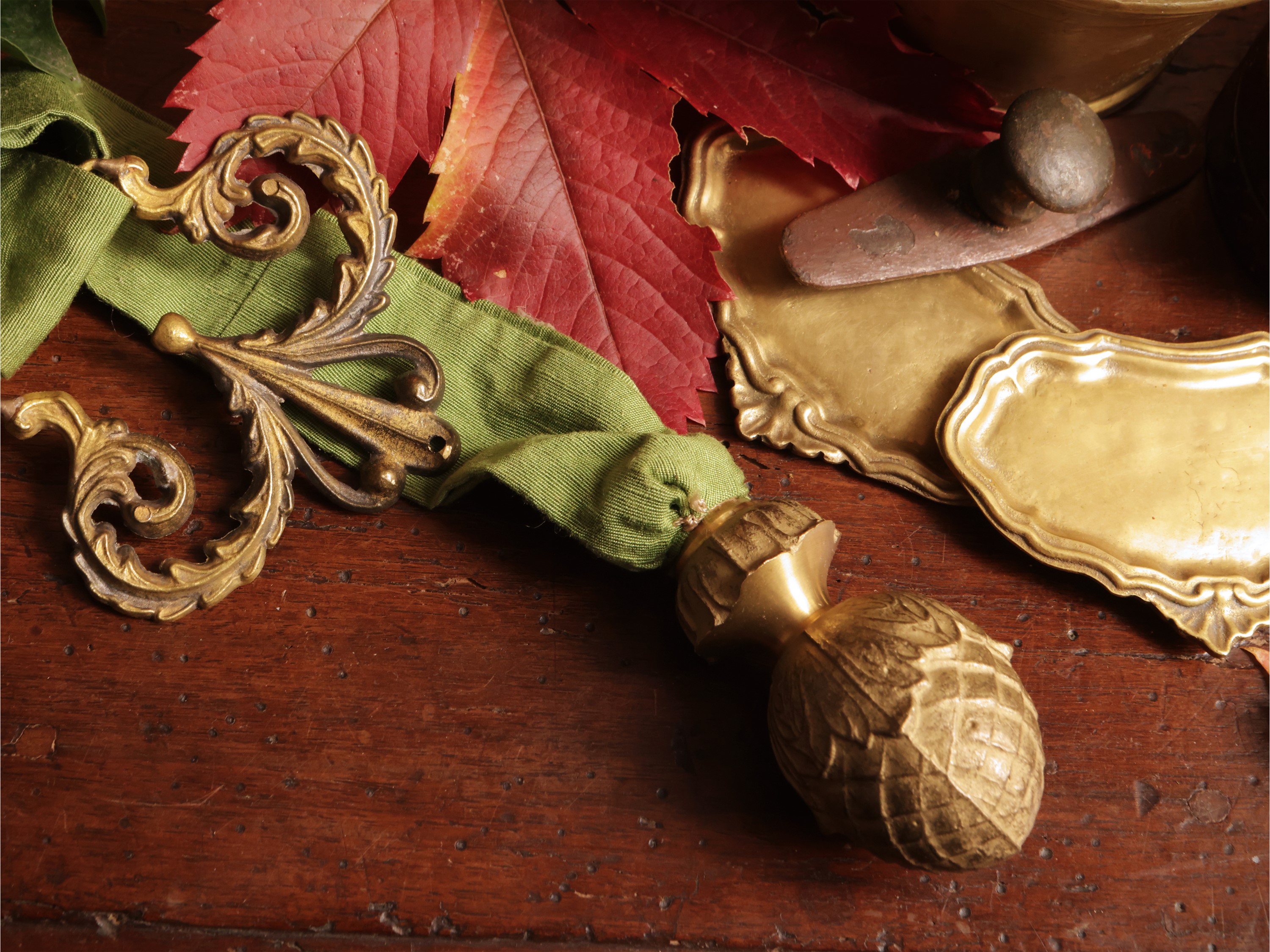 Curiosità d'epoca, vari oggetti decorativi e un mortaio in bronzo