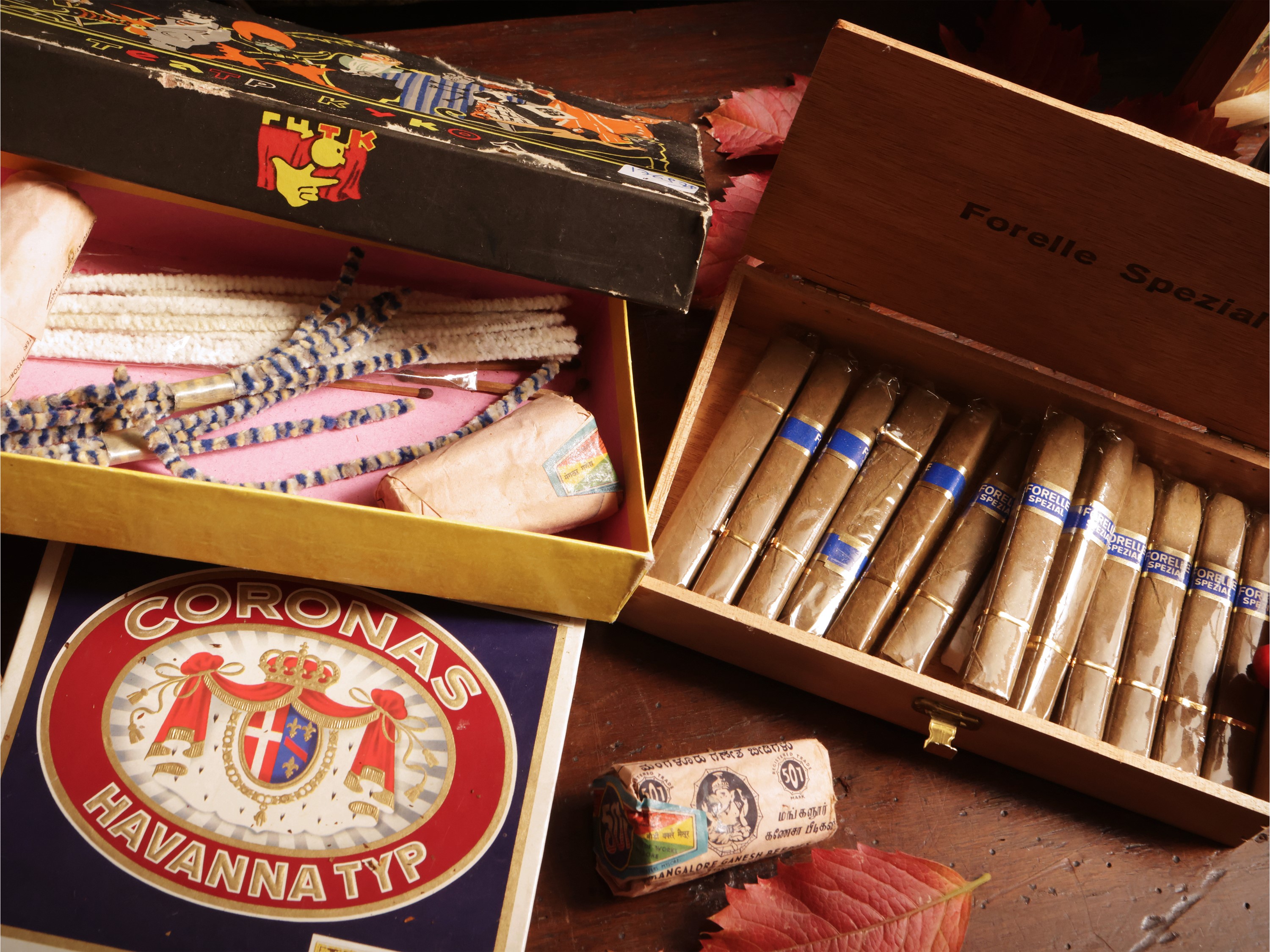 Assortimento per fumatori, diverse qualità di sigari e curiosità