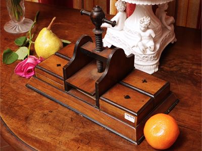 Scatola per carte da gioco, legno ebanizzato, inizio XX secolo