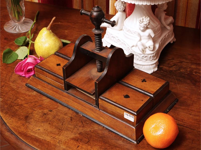 Scatola per carte da gioco, legno ebanizzato, inizio XX secolo