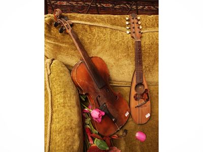 Due strumenti musicali: Violino e Mandolino, Fabbrica S. B. De Bernardi, Spezia