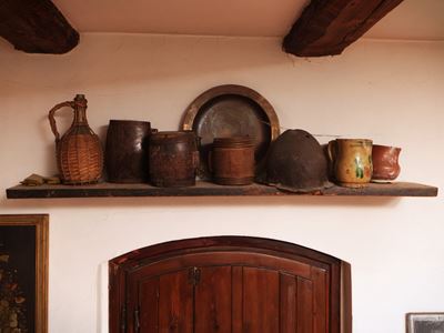 Collezione di oggetti rustici, mensola con elmetto e brocche in terraglia
