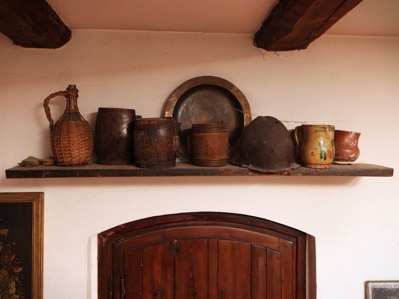 Collezione di oggetti rustici, mensola con elmetto e brocche in terraglia