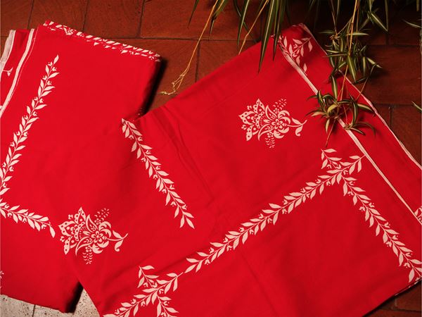 Due tovaglie da giardino in tessuto rosso