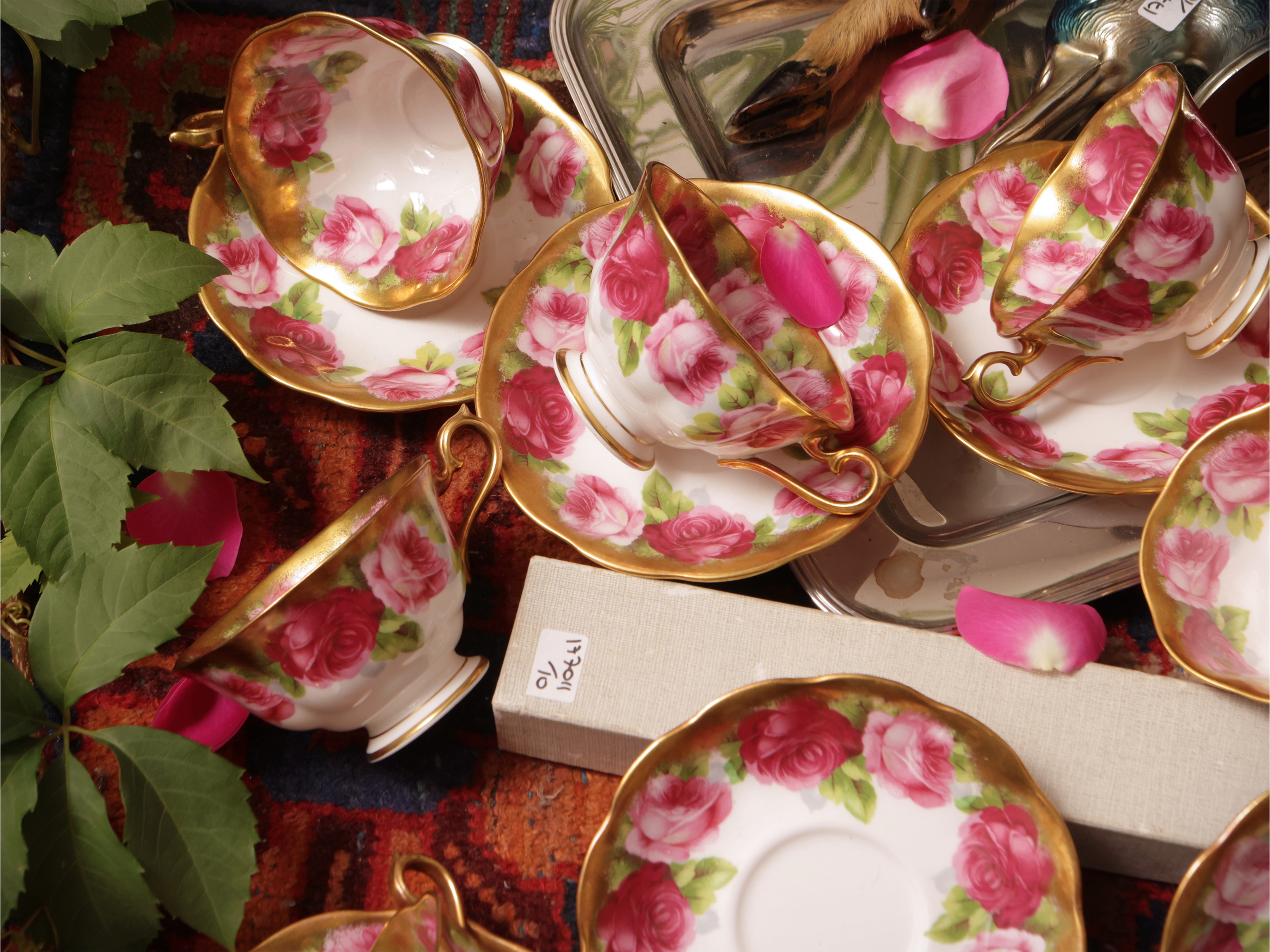 Set per il servizio del tè, sei tazze in porcellana Royal Albert con vassoio in metallo argentato