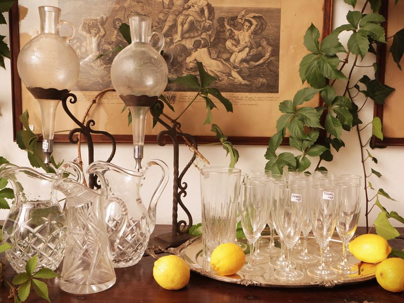 Set da aperitivo, composto da flute, vassoio ovale in metallo argentato, caraffe e ampolle per co...