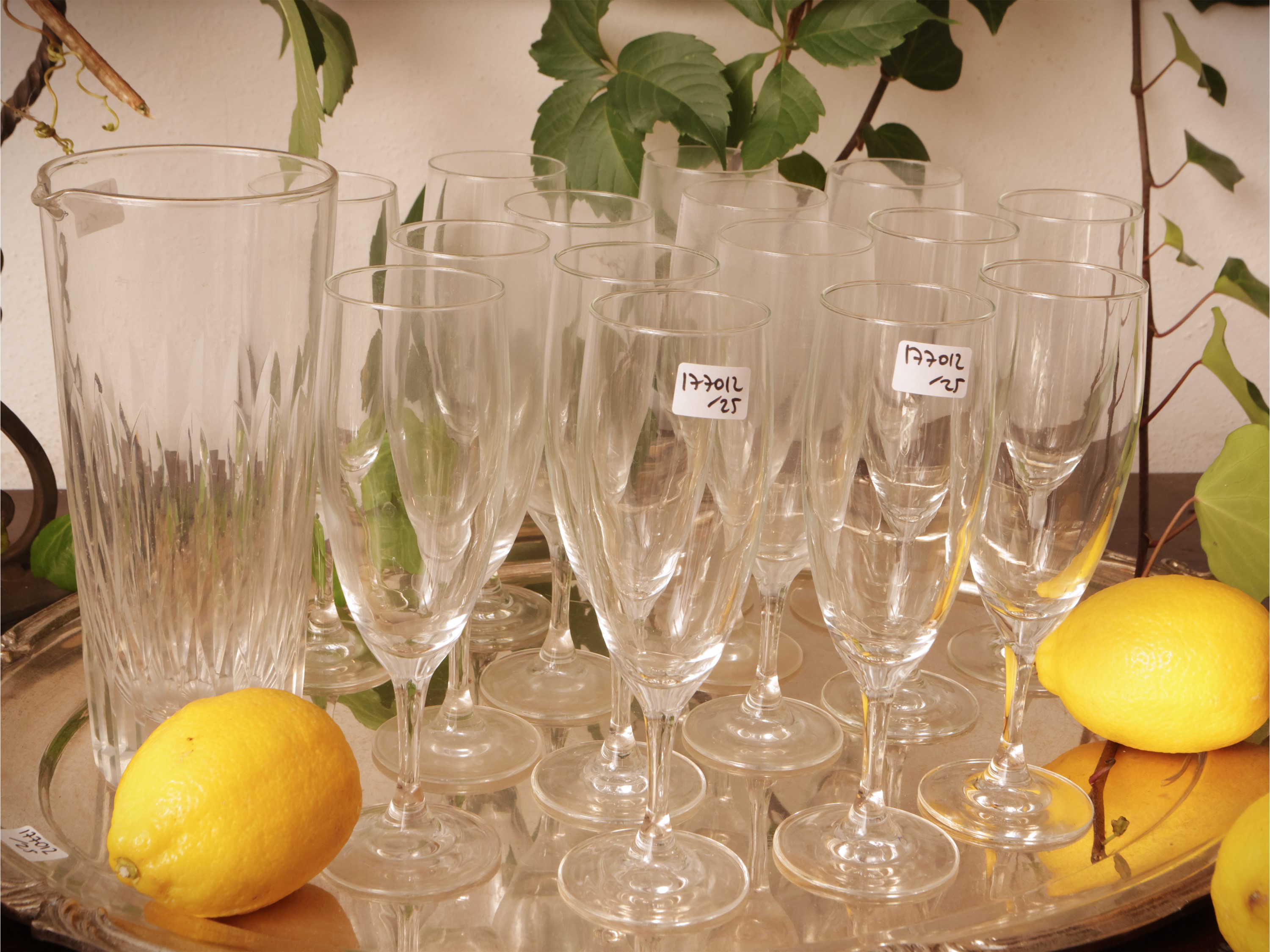Set da aperitivo, composto da flute, vassoio ovale in metallo argentato, caraffe e ampolle per co...
