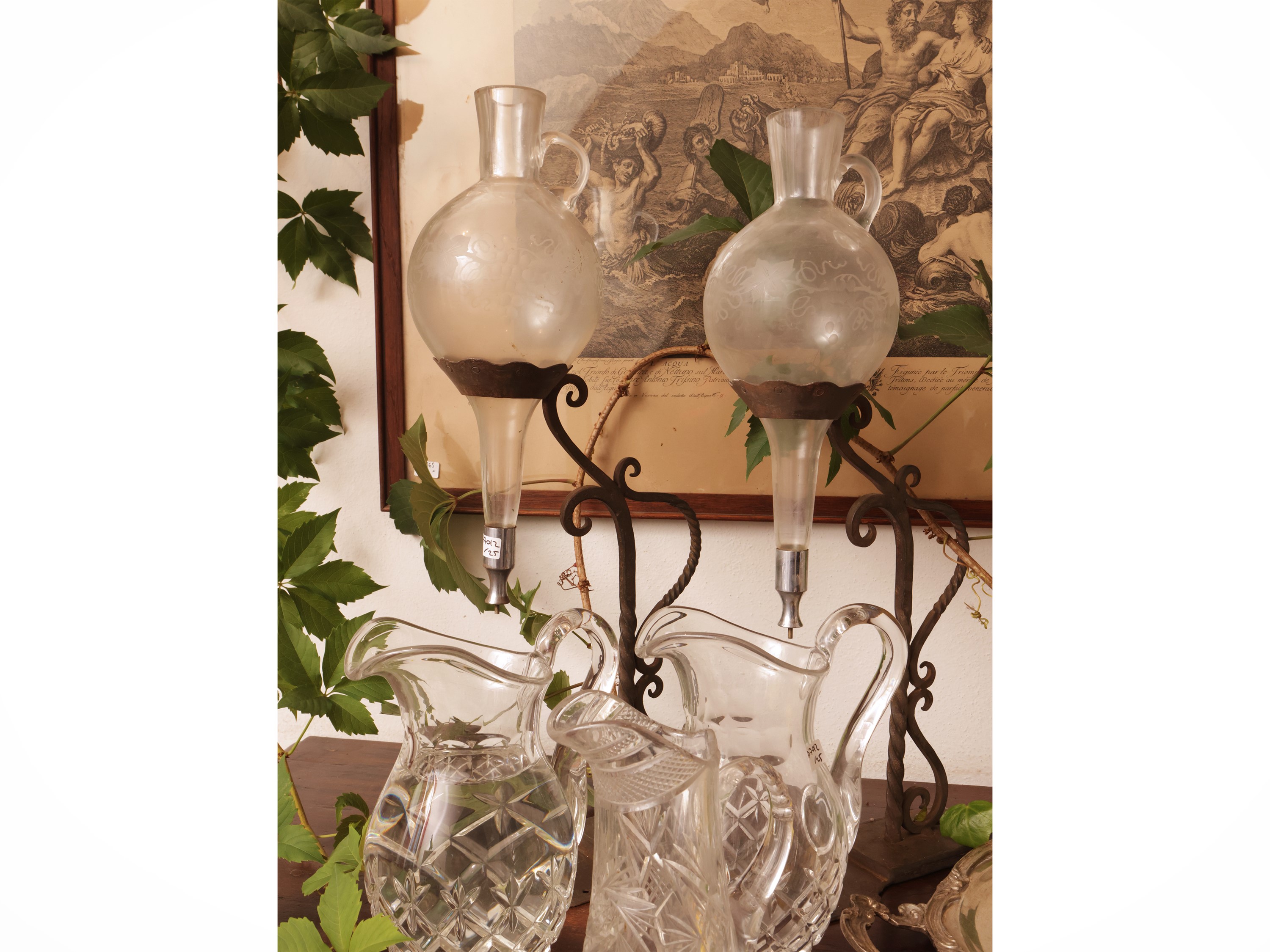 Set da aperitivo, composto da flute, vassoio ovale in metallo argentato, caraffe e ampolle per co...