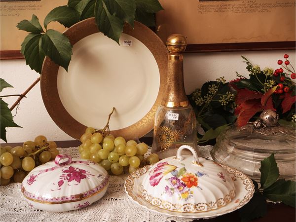 Assortimento di oggetti decorativi