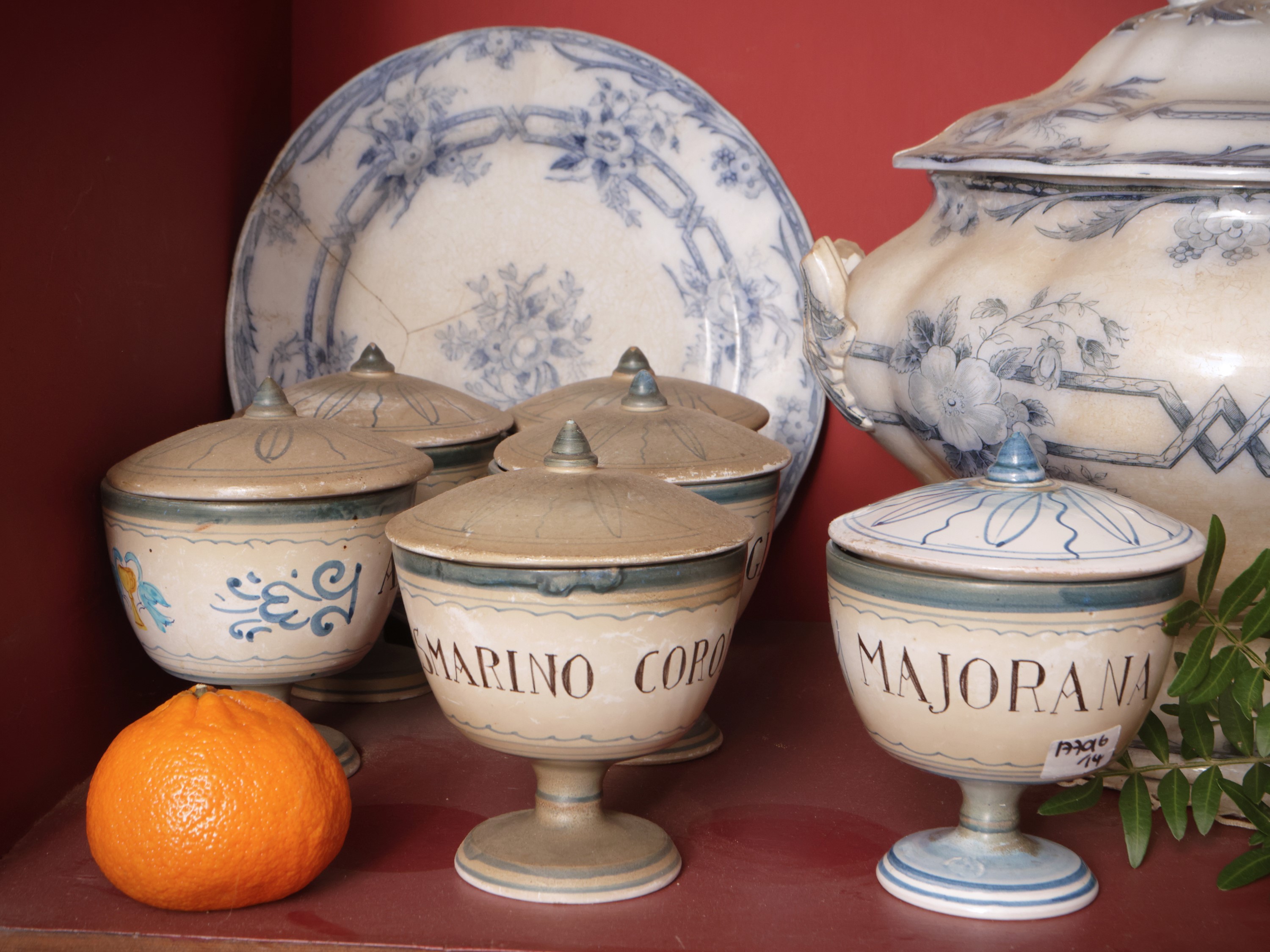 Assortimento di ceramiche decorative, comprendente vasi da farmacia