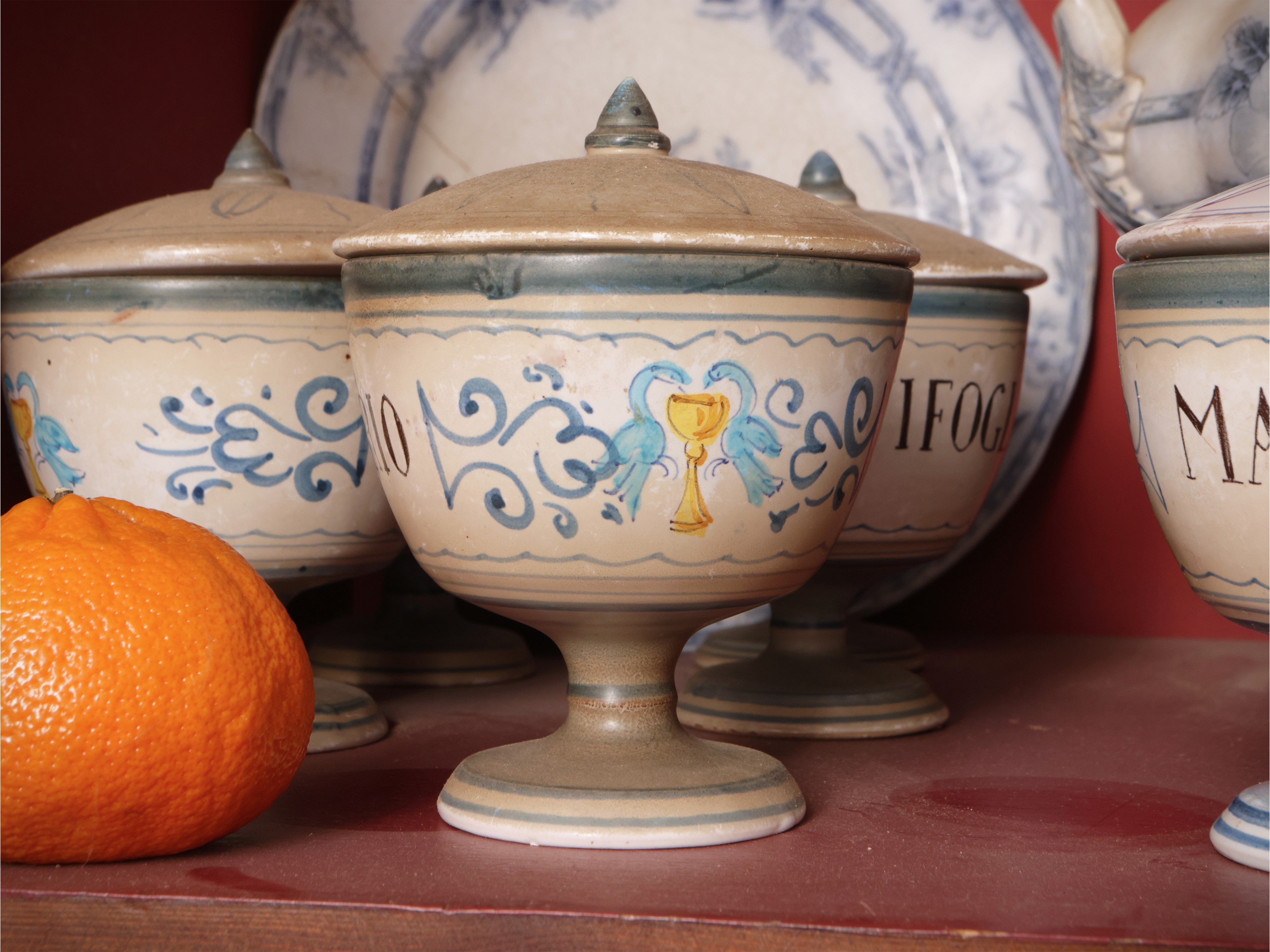 Assortimento di ceramiche decorative, comprendente vasi da farmacia