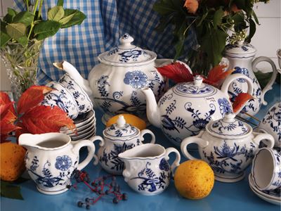 Servizio da caffè e tè in porcellana Blu Danube, decorato con motivo del fiore di cipolla in mono...