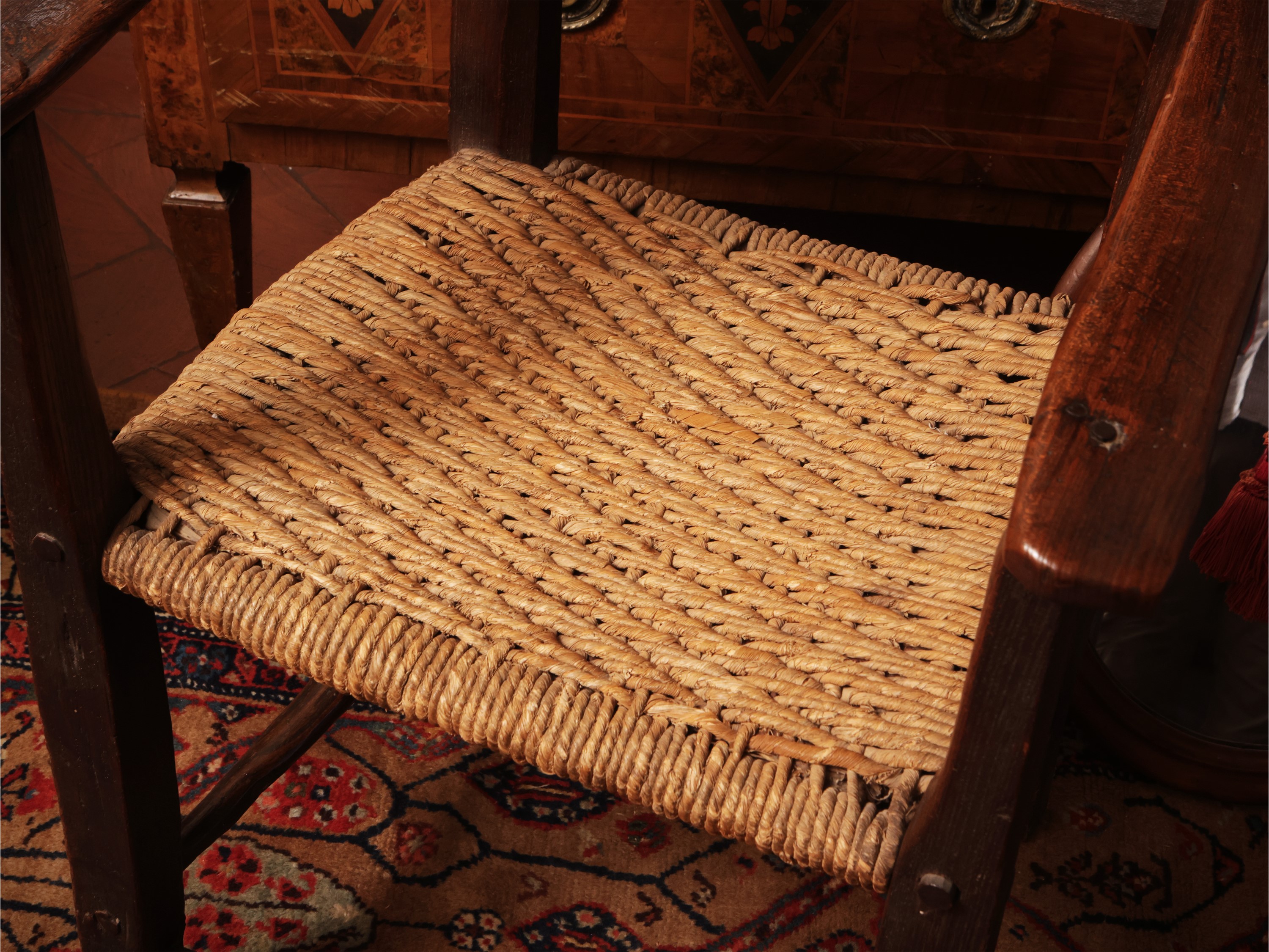 Poltroncina rustica impagliata con poggiapiedi e cuscini