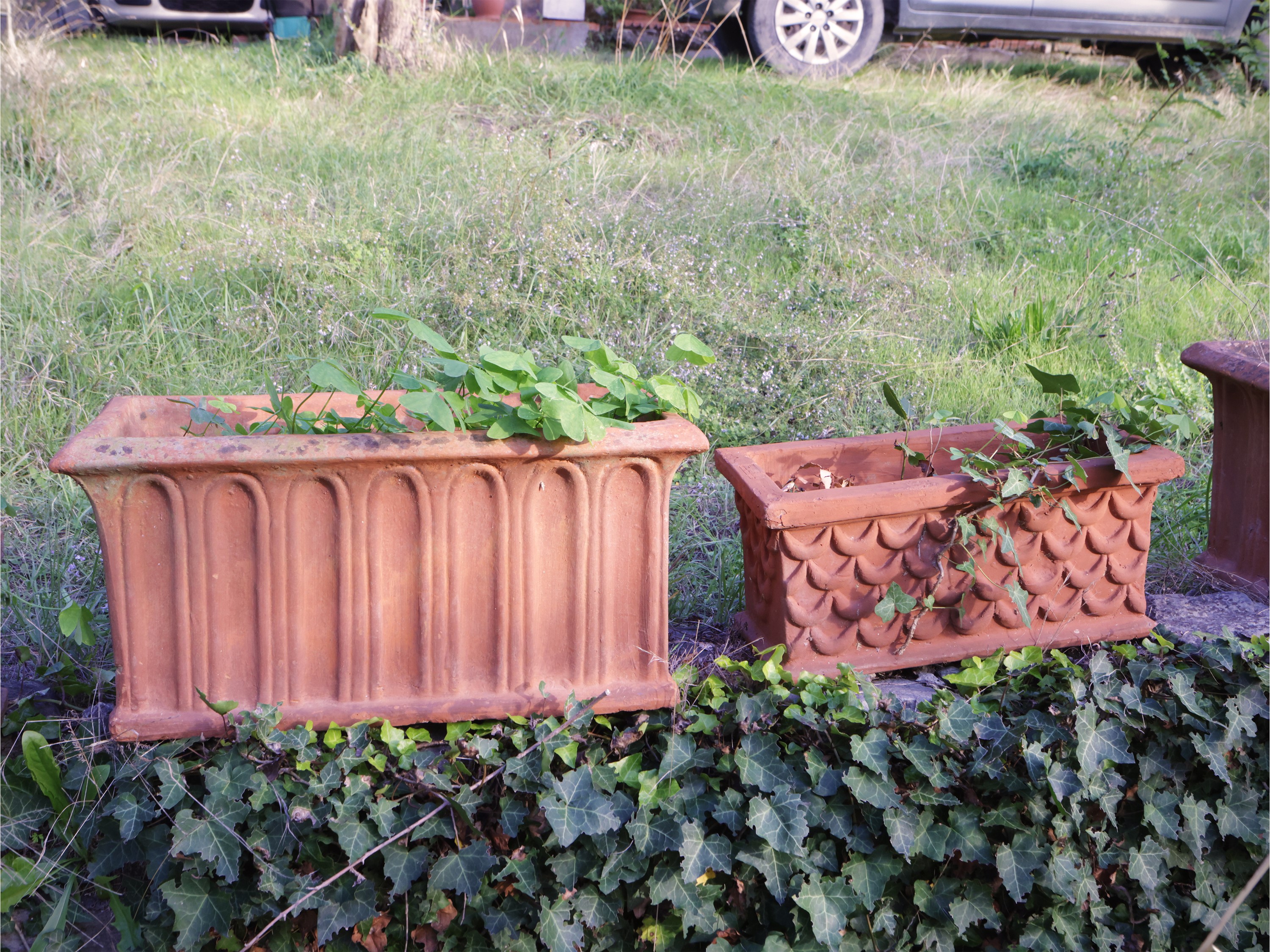Sette vasi a cassetta in terracotta con decorazioni a festoni e motivo centinato