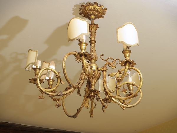 Lampadario in metallo dorato