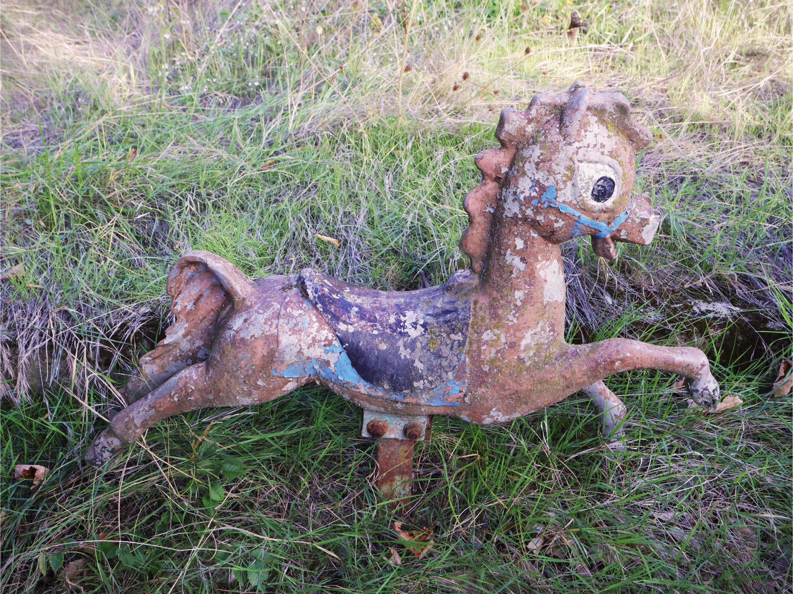 Due sculture decorative da giardino, rappresentanti un nano e un cavallino dipinti