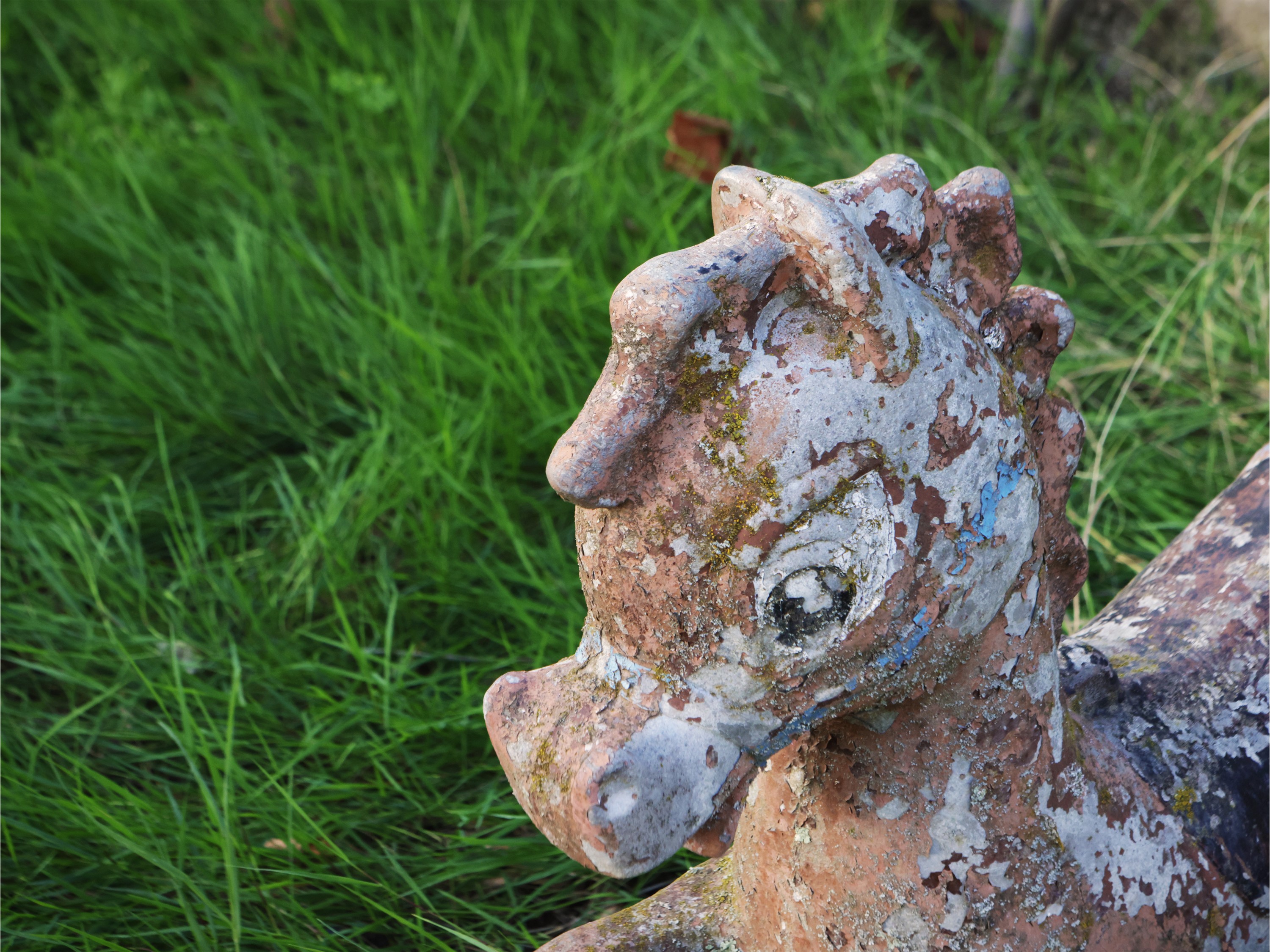 Due sculture decorative da giardino, rappresentanti un nano e un cavallino dipinti