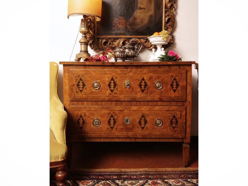 Cassettone impiallacciato in noce e piuma di noce