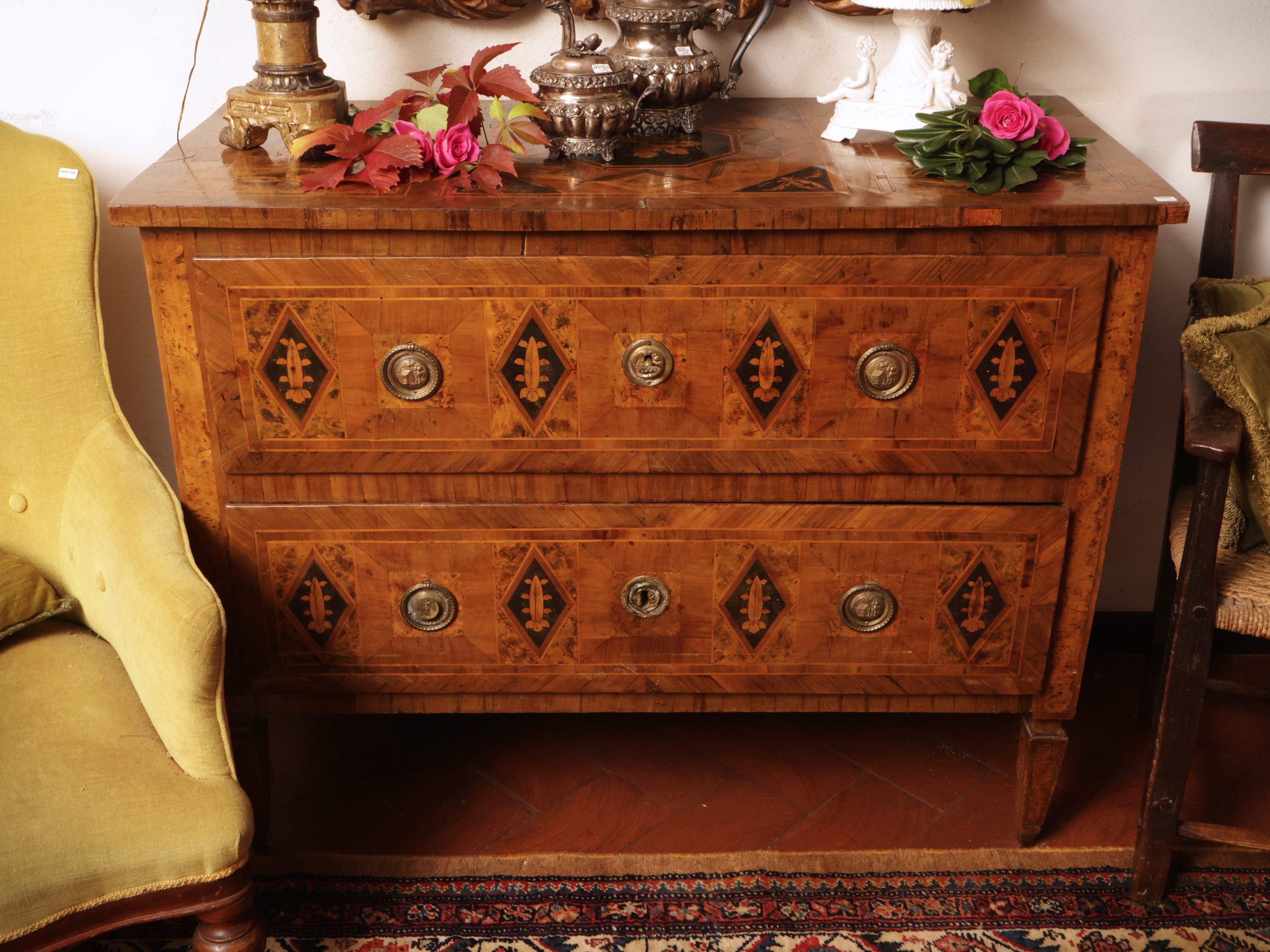 Cassettone impiallacciato in noce e piuma di noce