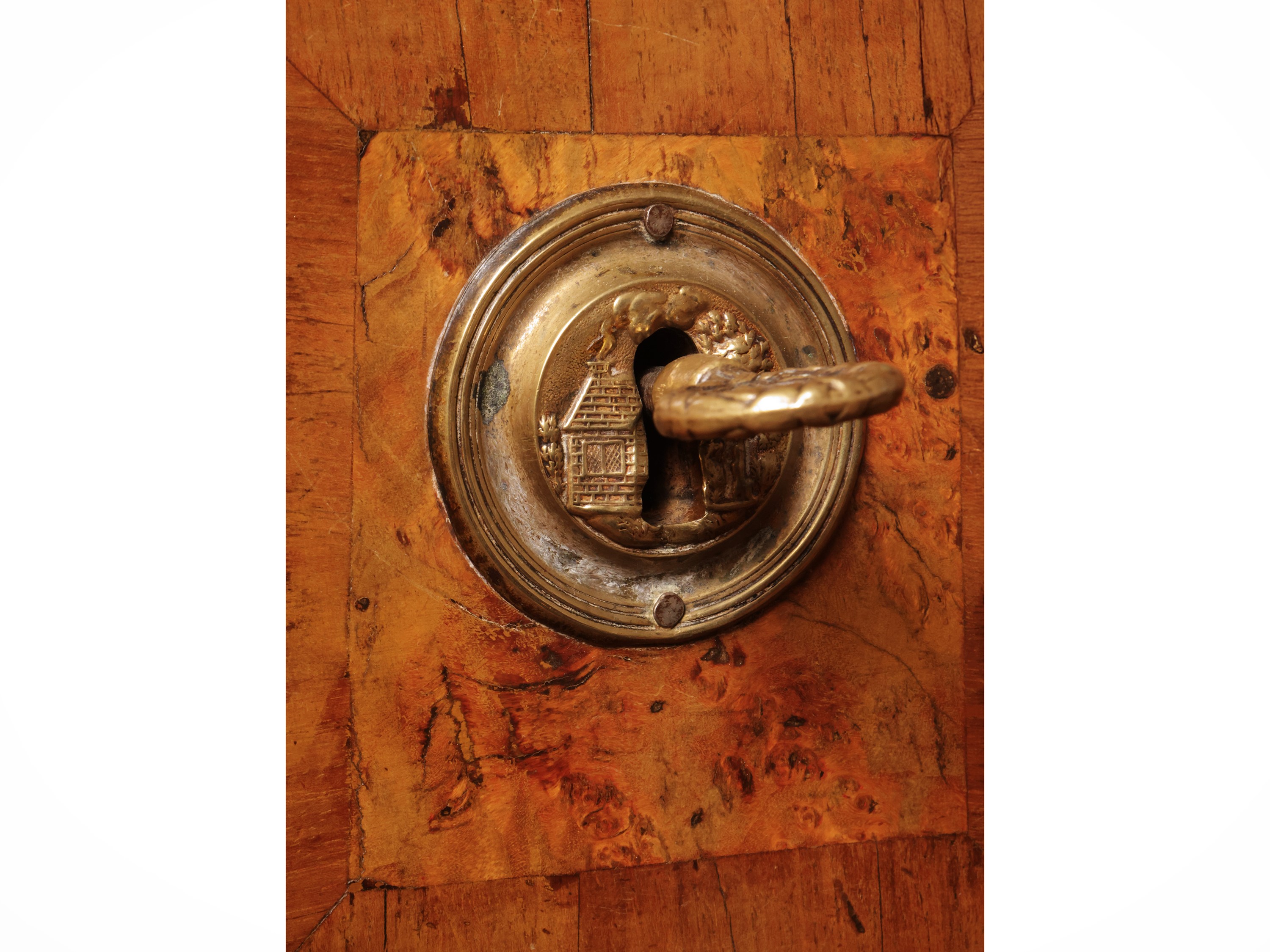 Cassettone impiallacciato in noce e piuma di noce