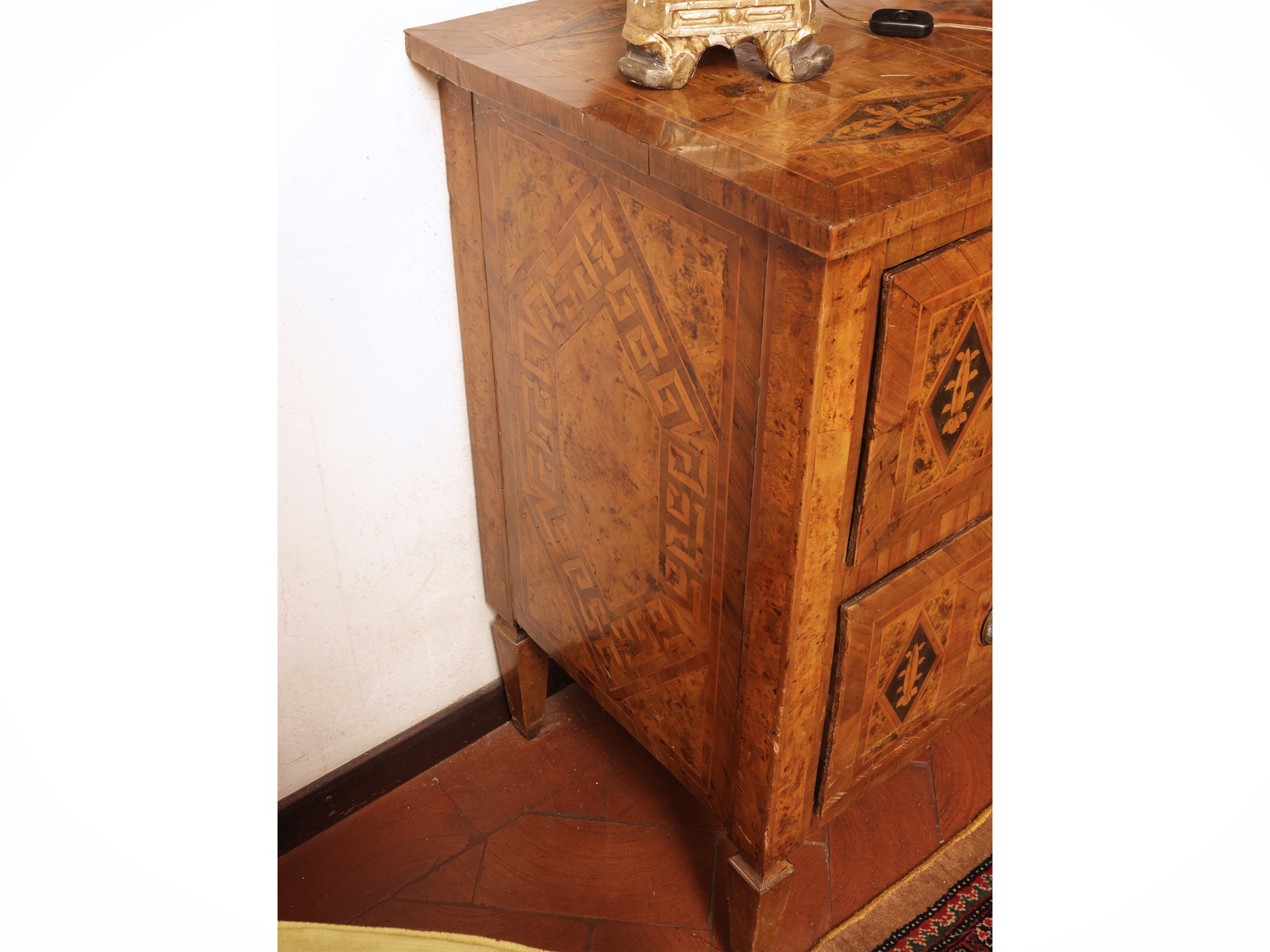 Cassettone impiallacciato in noce e piuma di noce