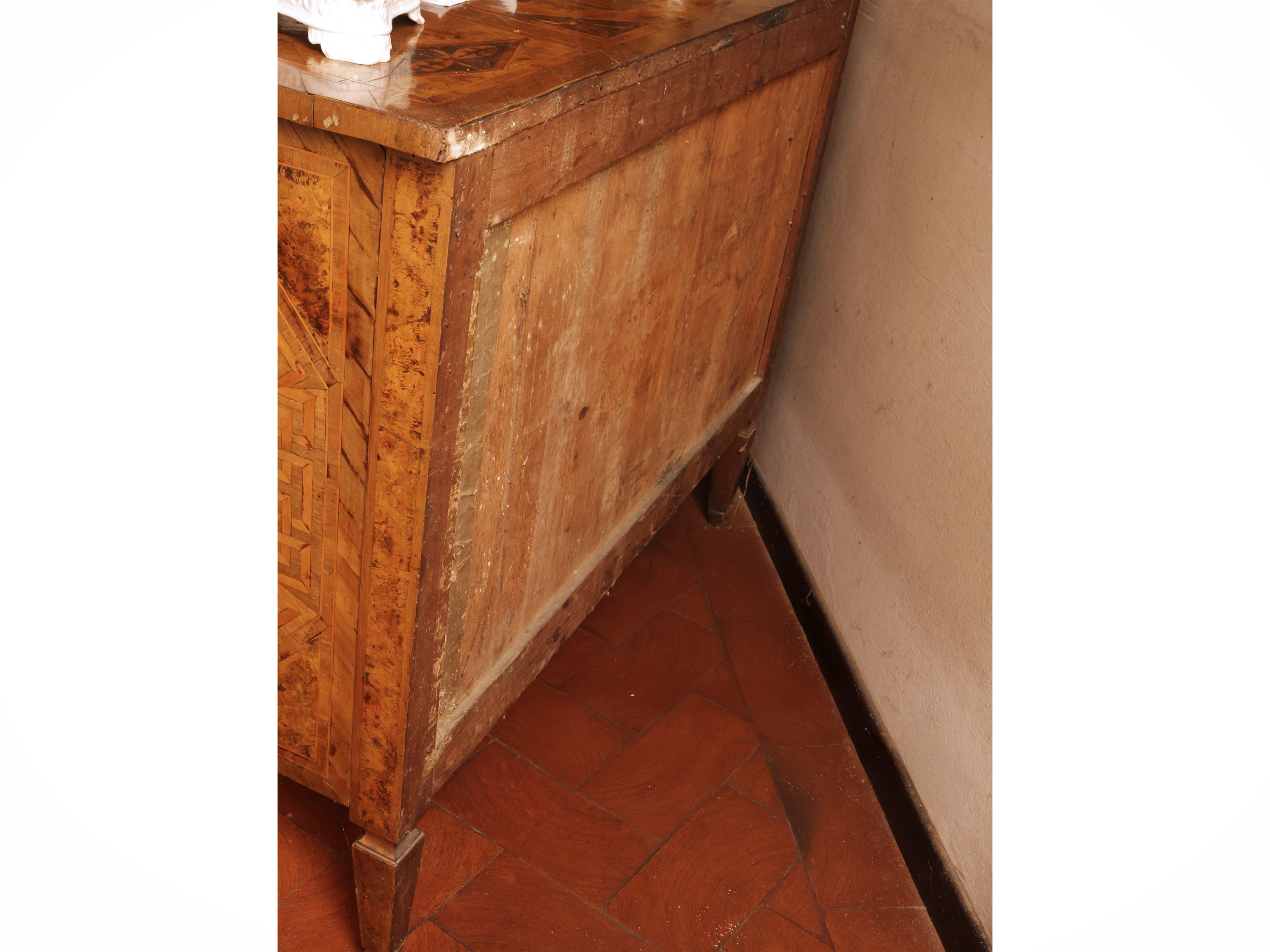 Cassettone impiallacciato in noce e piuma di noce