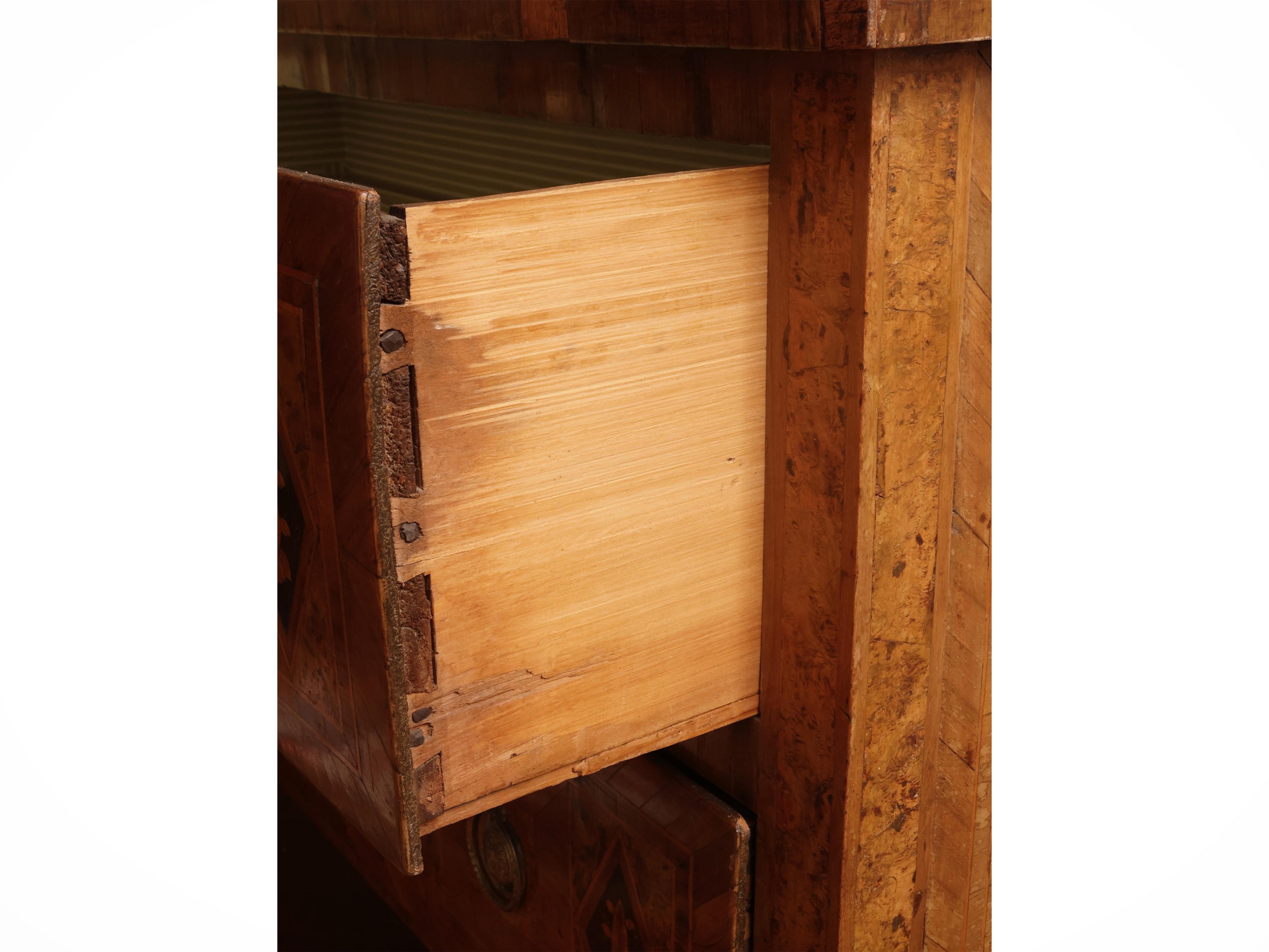 Cassettone impiallacciato in noce e piuma di noce